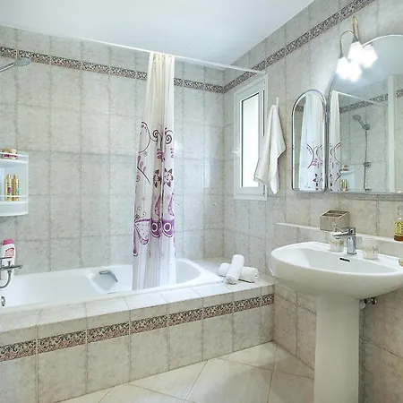 Owl Laura - 8 Min Walk To The Vila *