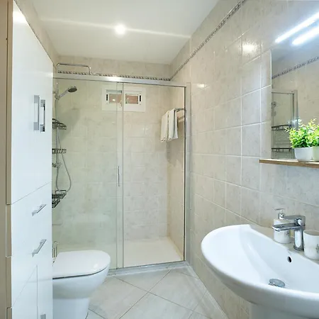 Owl Laura - 8 Min Walk To The