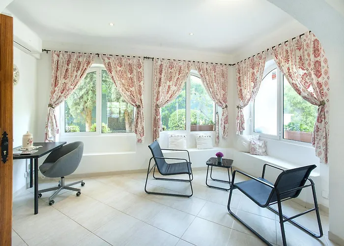 Owl Laura - 8 Min Walk To The *